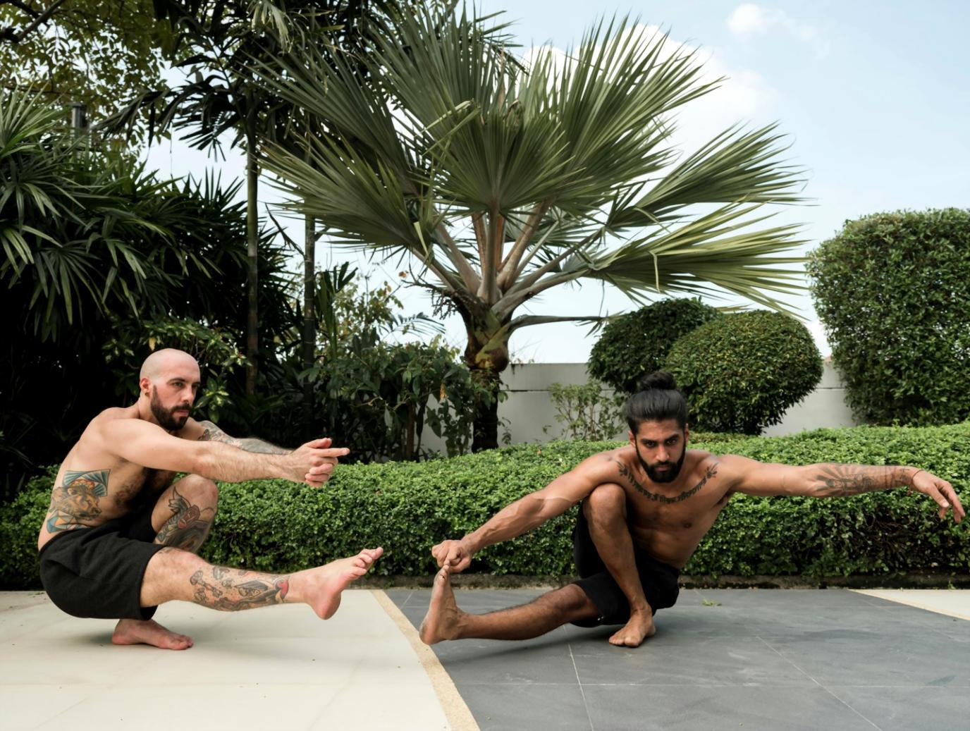 Sesión de yoga corporativo con props especializados